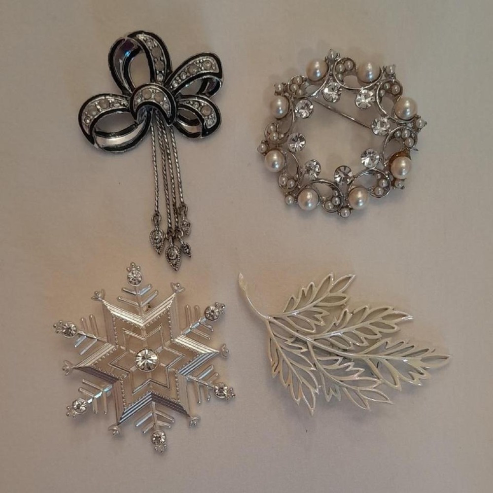Lot of 4 Vintage Brooches Rhinestone Bow Snowflake Wreath Leaf Pins